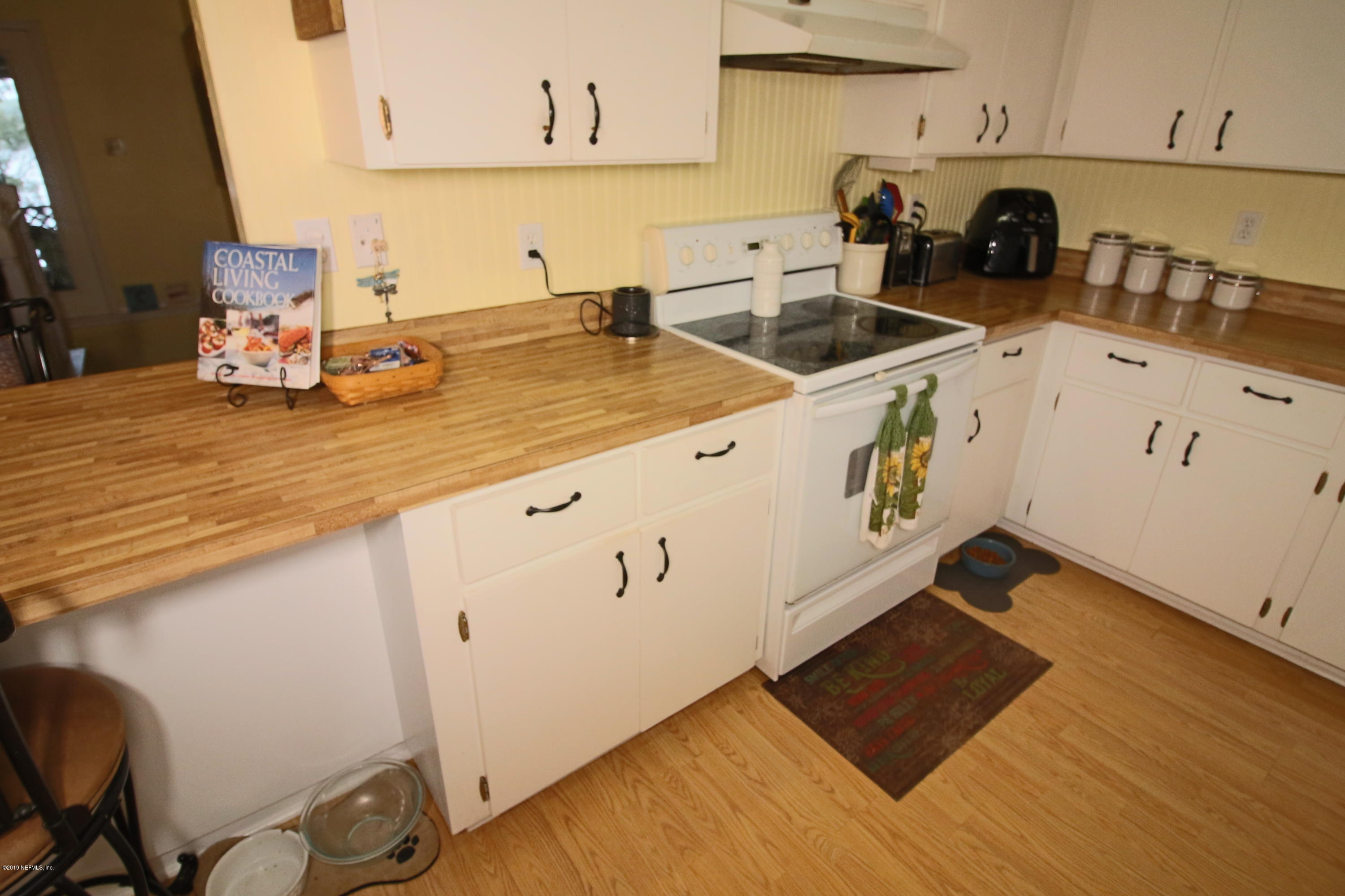 6606 Brooklyn Bay Road Keystone Heights, FL 32656 - Photo 13 of 62 a kitchen with a sink and cabinets