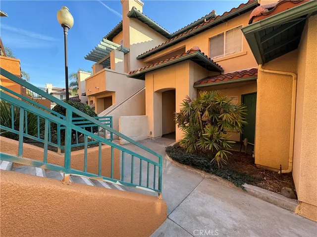 a view of a big room with closet and entryway