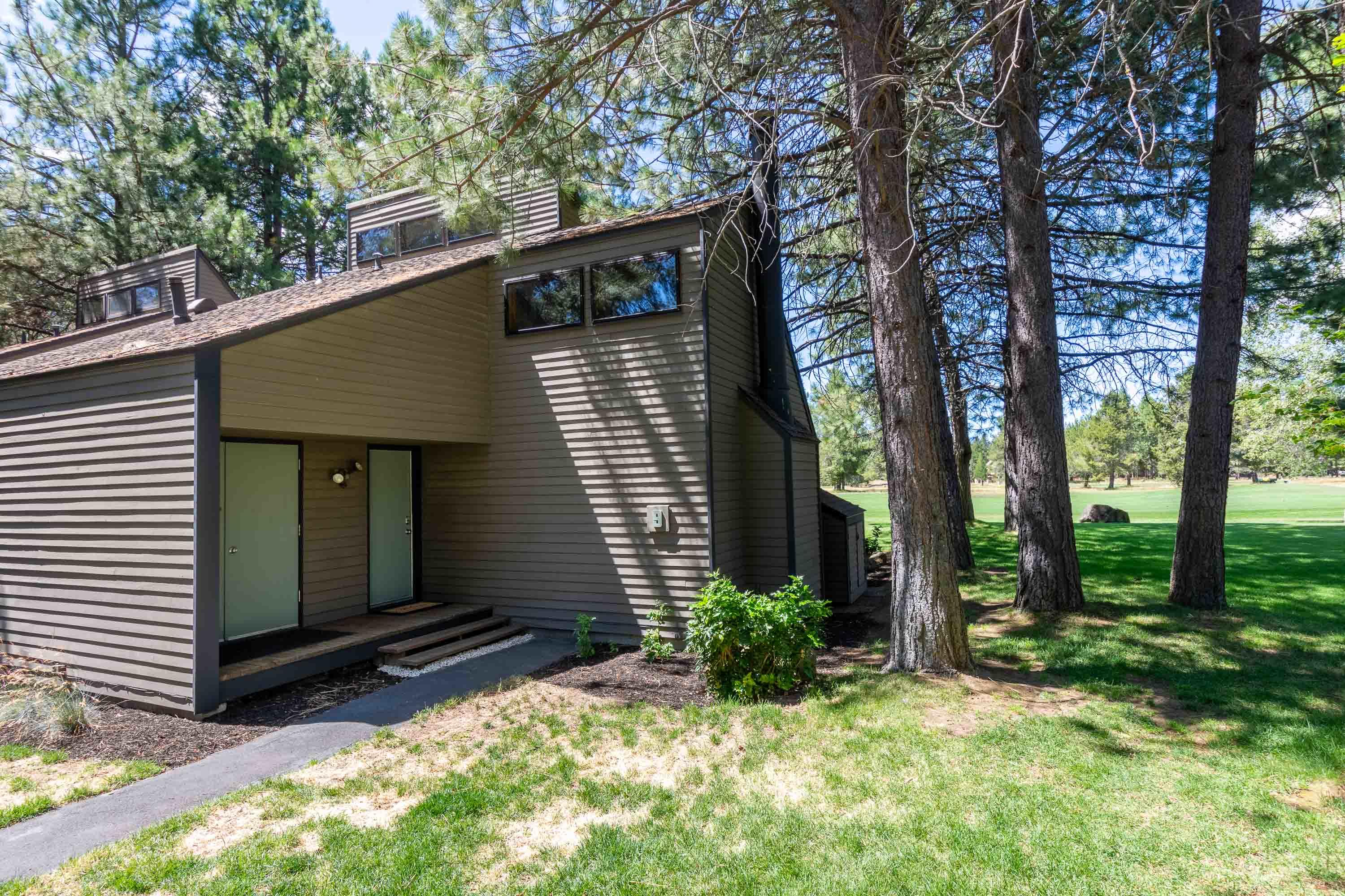 57279 Overlook Road, Unit 9 Sunriver, OR 97707 - Photo 3 of 24 9 Mtn View Lodge Condo-17