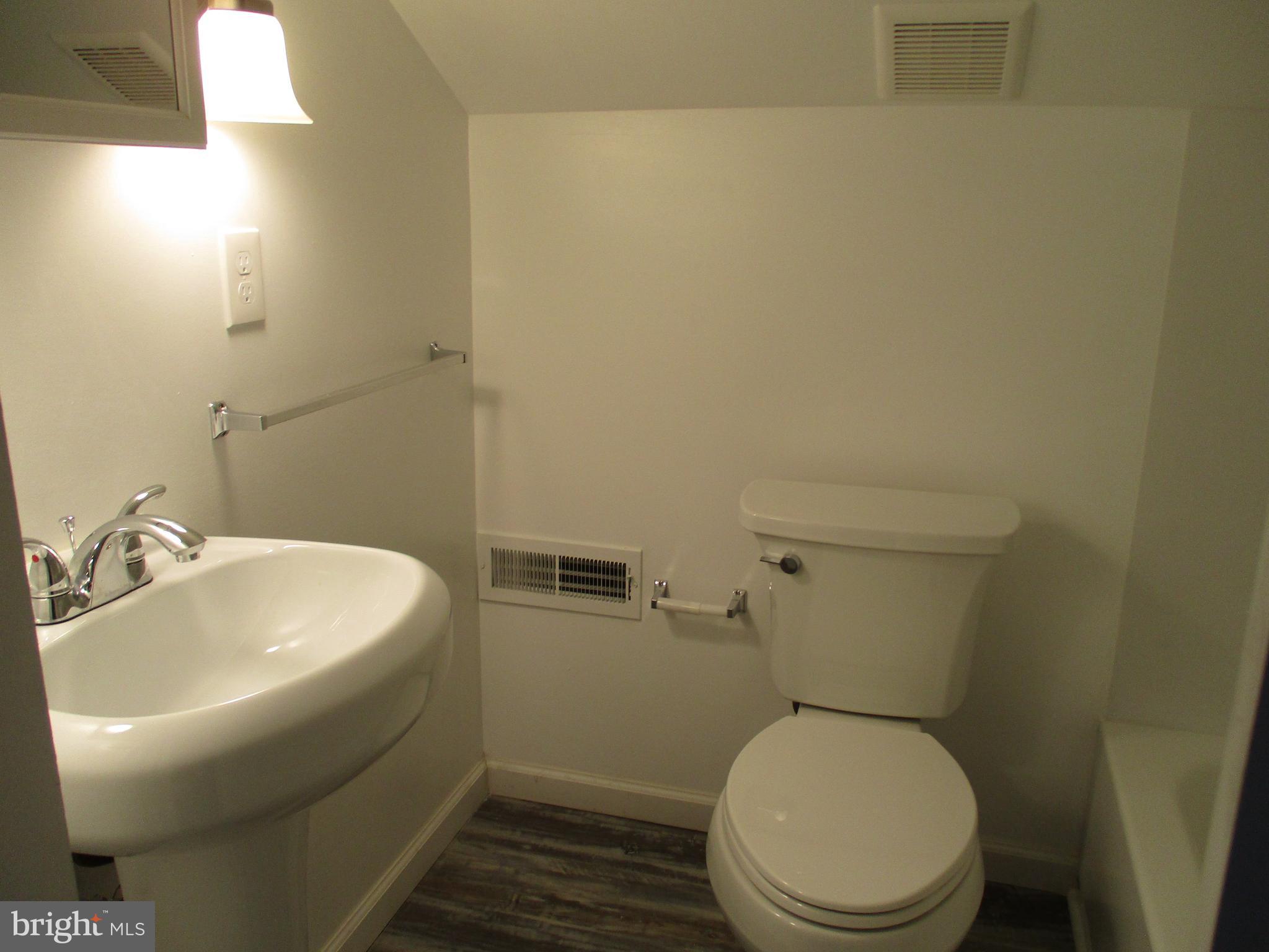 508 Weir Road Aston, PA 19014 - Photo 19 of 29 2nd Floor Bath