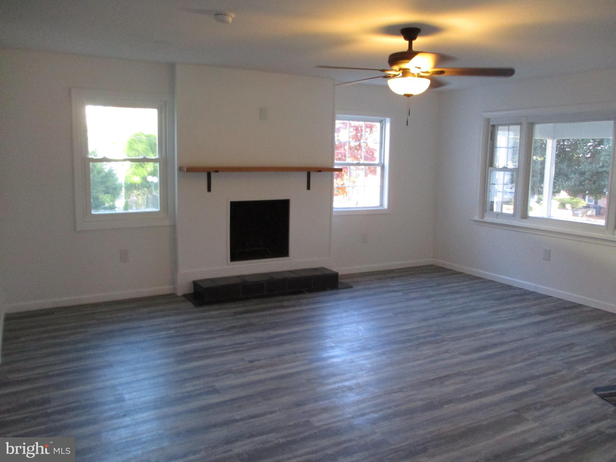 508 Weir Road Aston, PA 19014 - Photo 7 of 29 Living Room