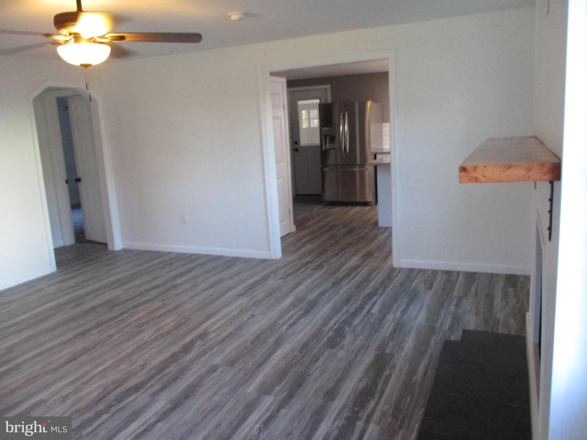 508 Weir Road Aston, PA 19014 - Photo 9 of 29 Living Room