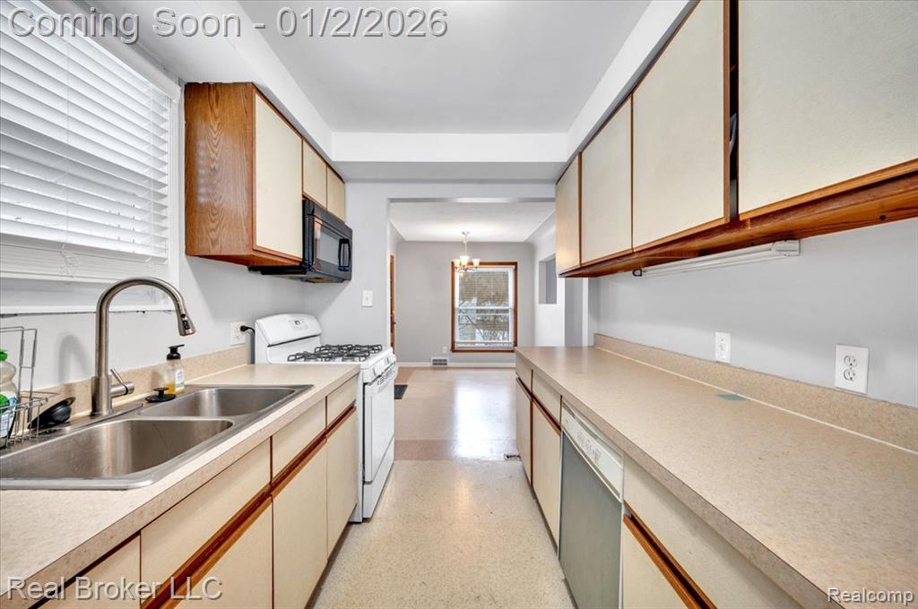 1634 Crooks Road Royal Oak, MI 48067 - Photo 13 of 26