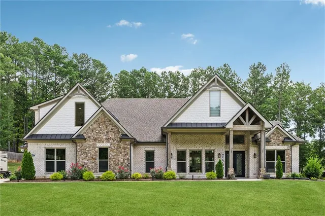 a view of a yard in front of house