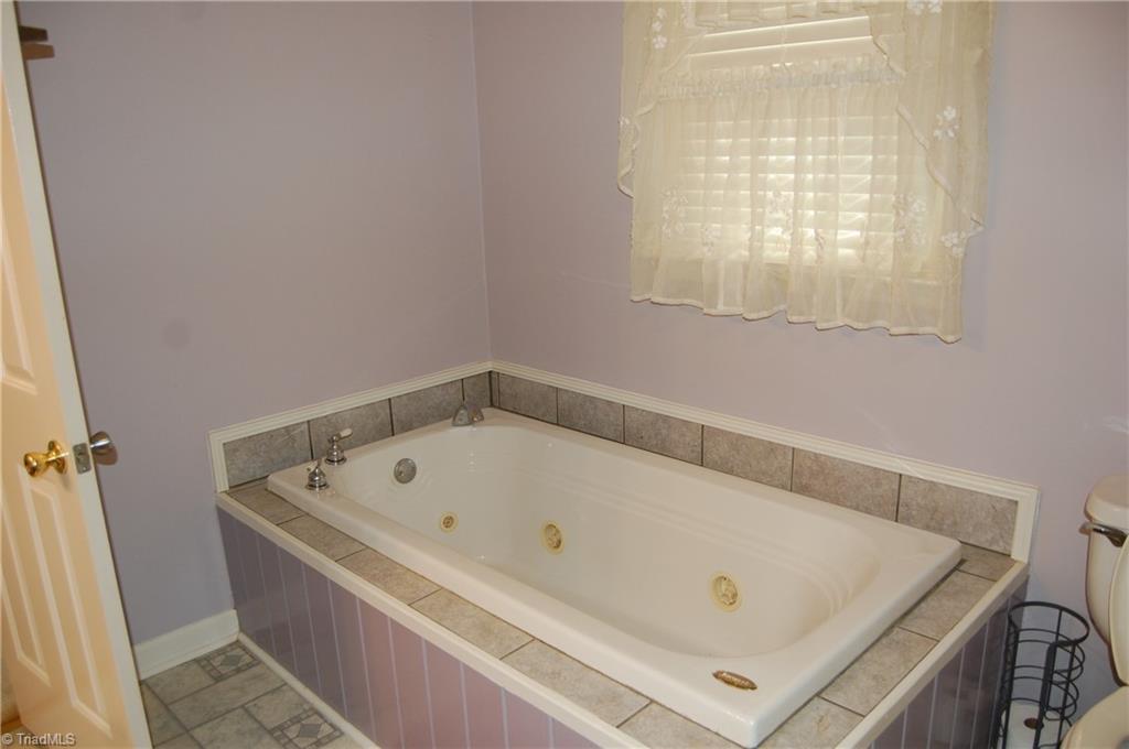250 Hicks Road Lexington, NC 27295 - Photo 15 of 34 Primary jetted tub