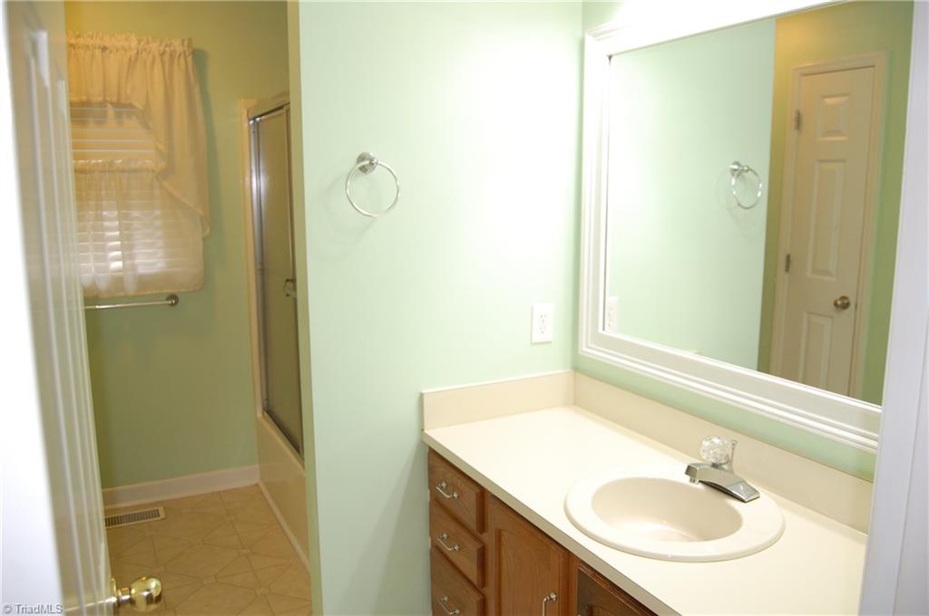 250 Hicks Road Lexington, NC 27295 - Photo 19 of 34 Hall bath