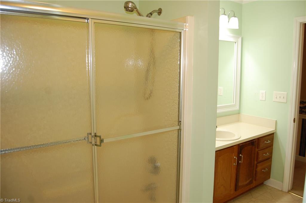 250 Hicks Road Lexington, NC 27295 - Photo 20 of 34 Hall bath