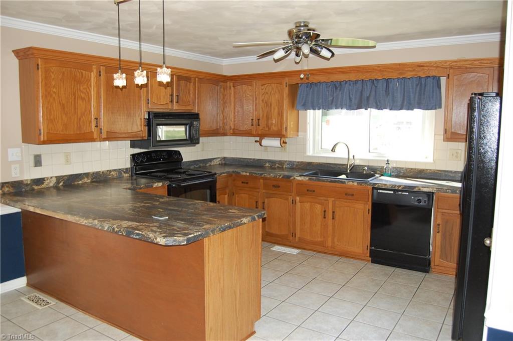 250 Hicks Road Lexington, NC 27295 - Photo 5 of 34 Kitchen