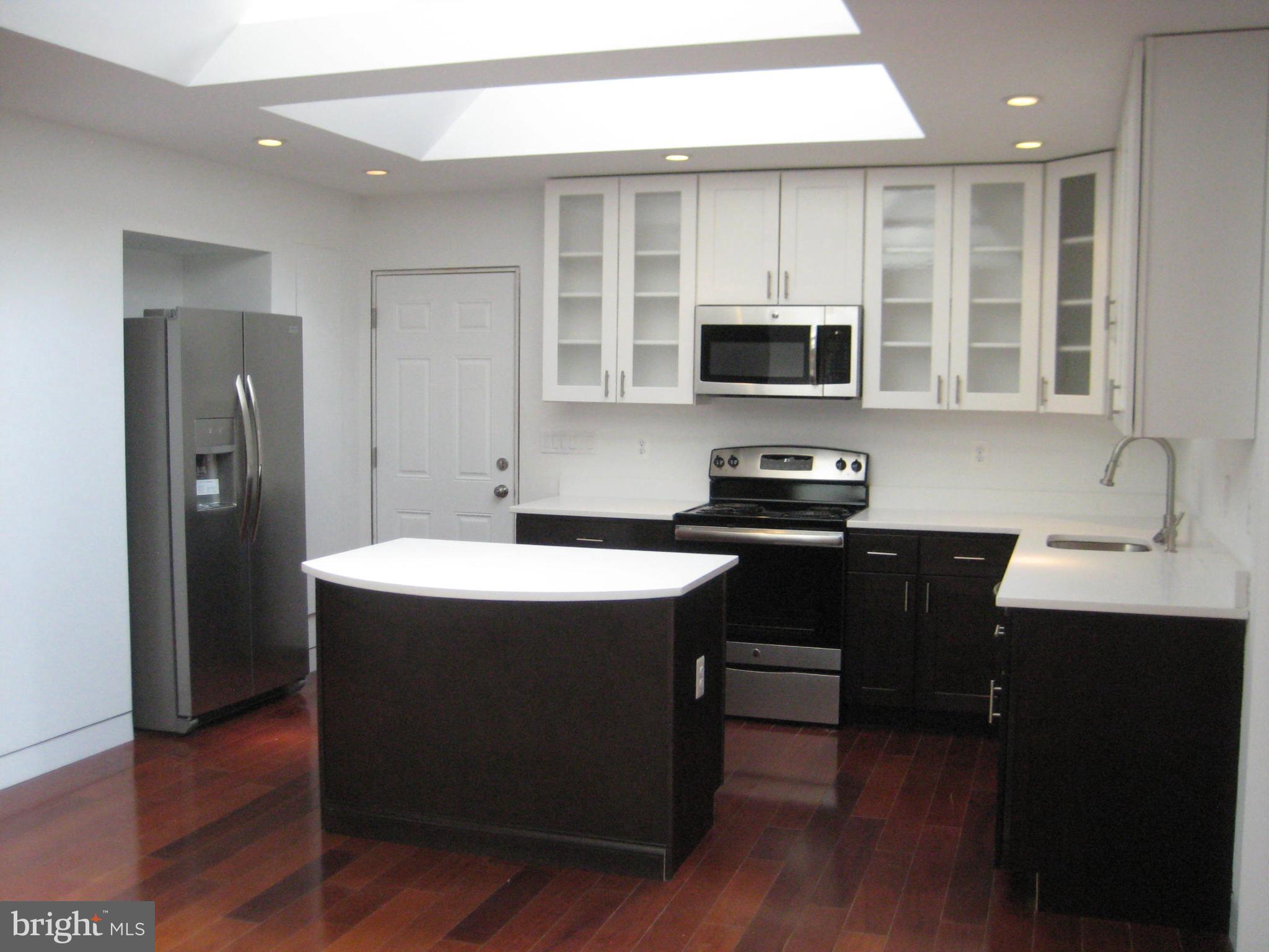 27512 Ridge Road Damascus, MD 20872 - Photo 5 of 17 ARCTIC WHITE QUARTZ TOPS