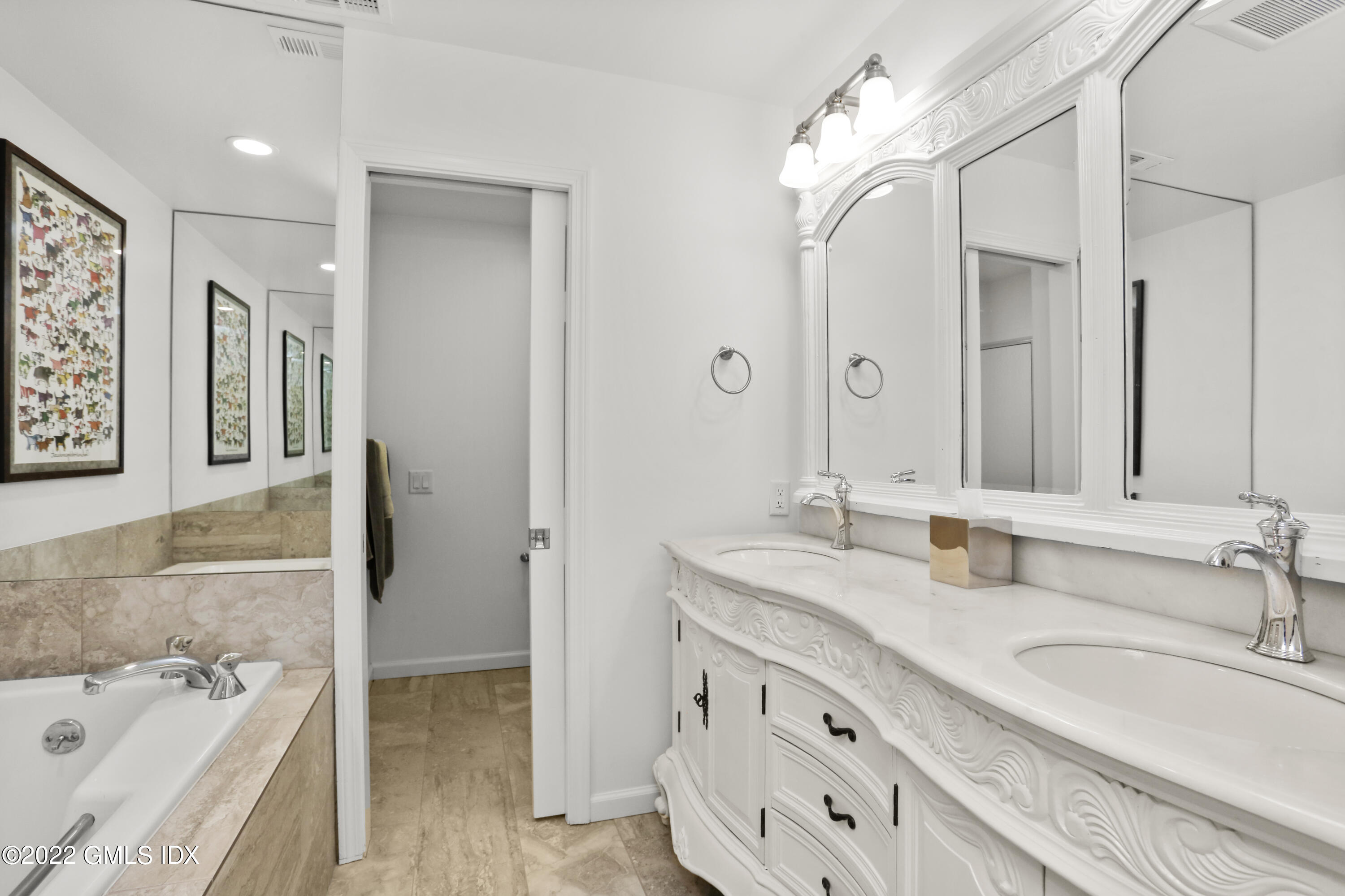 186 Field Point Road, Unit 6A Greenwich, CT 06830 - Photo 13 of 25 a bathroom with a tub sink and mirror