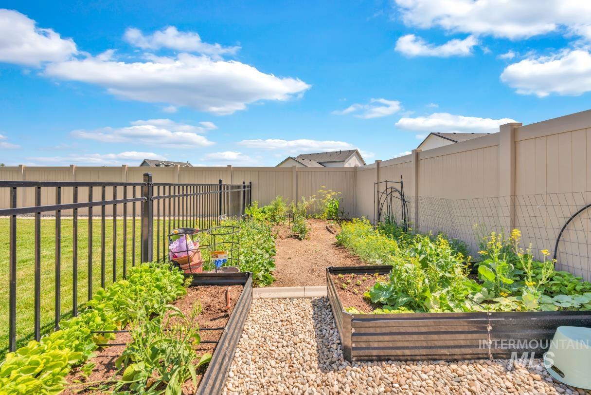 20430 Pitkin Way Caldwell, ID 83605 - Photo 18 of 23 Fenced backyard featuring a garden