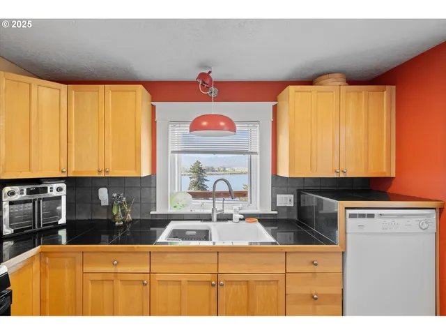 $629,000 | 380 Columbia Street, Cathlamet, WA 98612