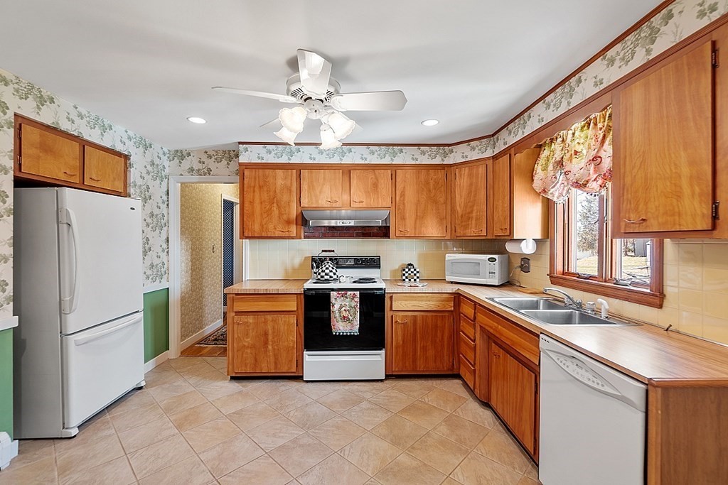 15 Leslie Road Worcester, MA 01605 - Photo 12 of 36 Gallery Image 12