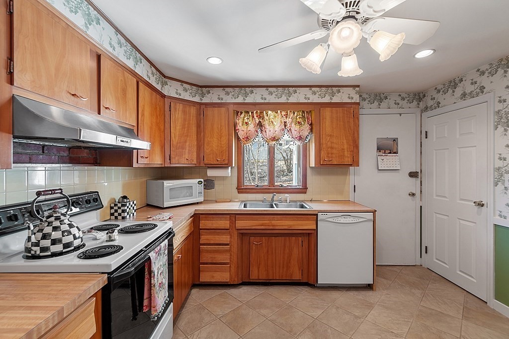 15 Leslie Road Worcester, MA 01605 - Photo 13 of 36 Gallery Image 13