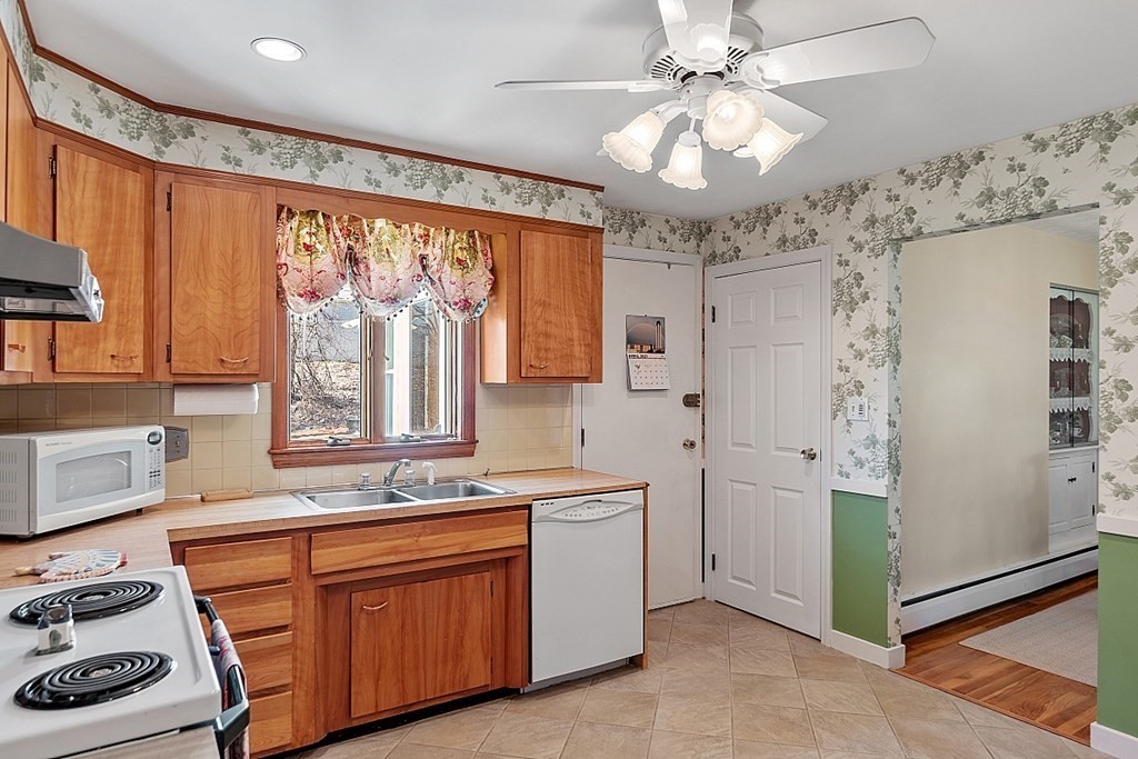 15 Leslie Road Worcester, MA 01605 - Photo 14 of 36 Gallery Image 14