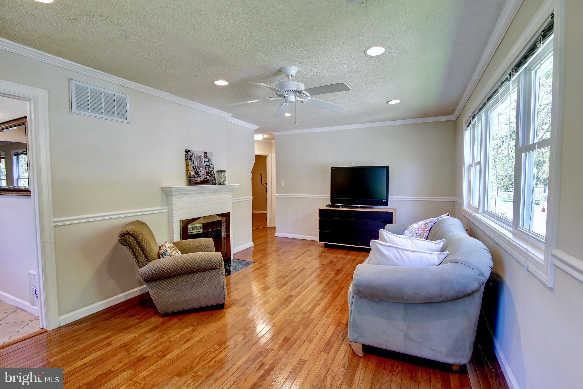 6711 Barrett Road Falls Church, VA 22042 - Photo 3 of 29 Living Room