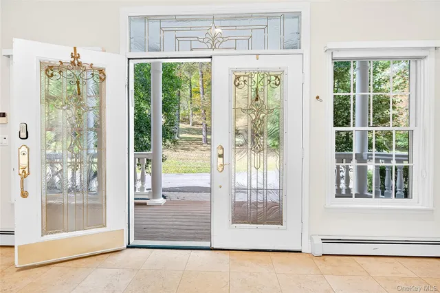 a view of a entrance door of the house