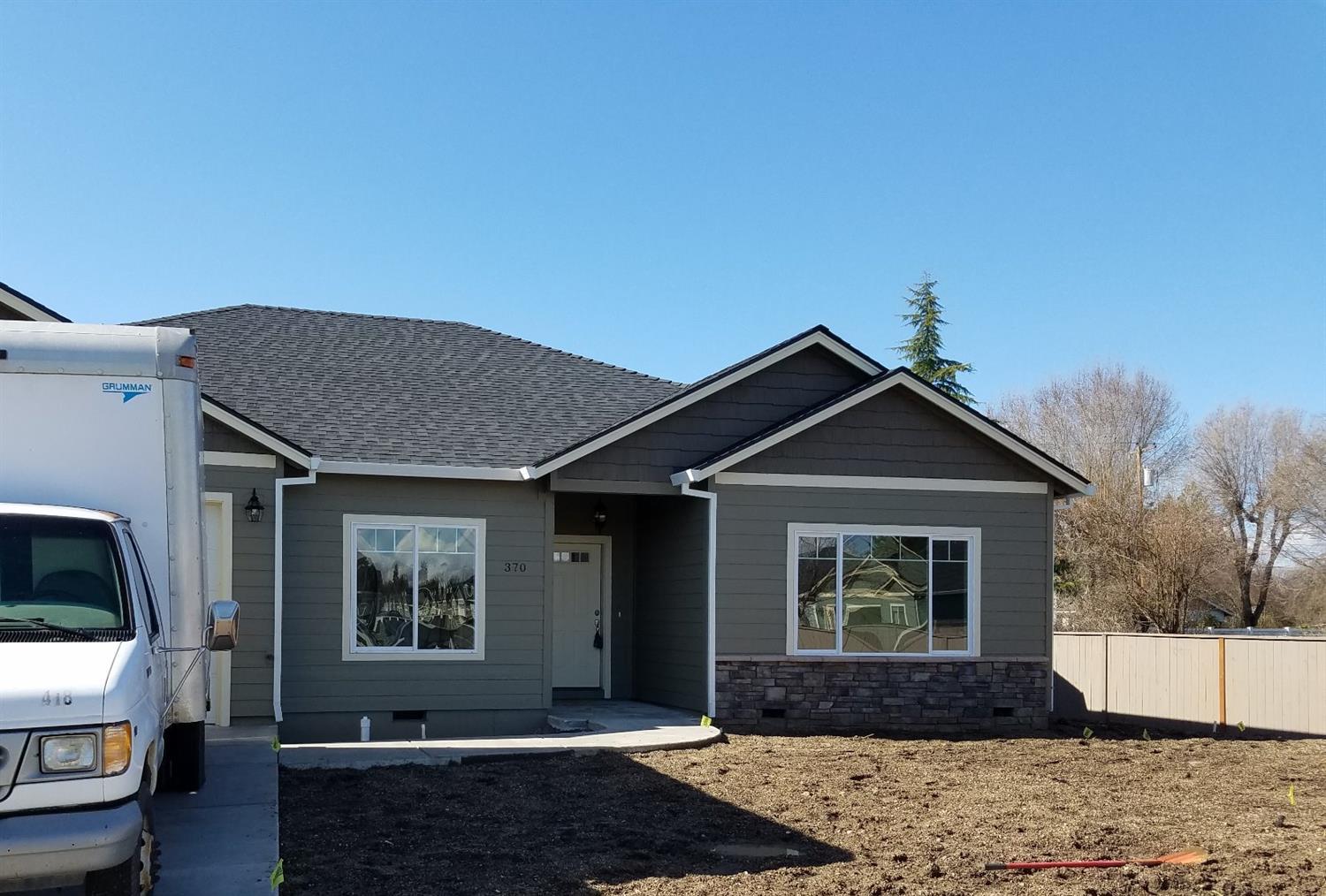 370 Live Oak Loop Central Point, OR 97502 - Photo 1 of 8 Primary Photo