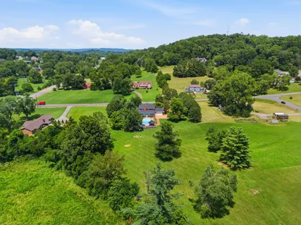 $749,900 | 1004 Longview Drive, Hendersonville, TN 37075