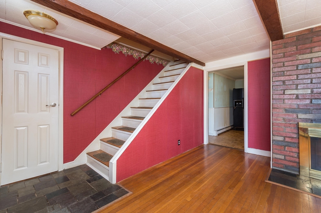 36 Middle Street Woburn, MA 01801 - Photo 3 of 28