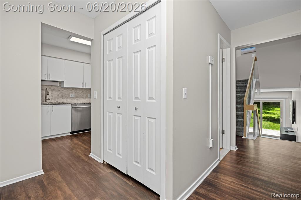 39455 Country Lane Novi, MI 48375 - Photo 2 of 52
