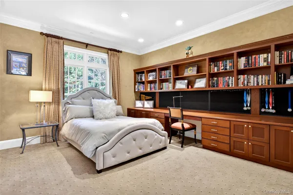 $5,250,000 | 17 Hilldale Lane, Sands Point, NY 11050