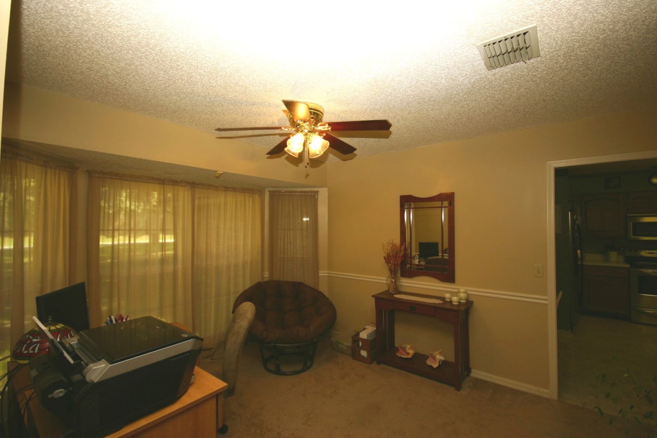 3125 Nautilus Road Middleburg, FL 32068 - Photo 5 of 23 a room with workspace