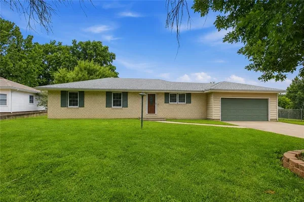 $235,000 | 108 Southwest 20th Terrace, Oak Grove, MO 64075