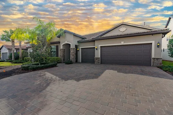 $774,900 | 744 Southeast Villandry Way, Port St. Lucie, FL 34984