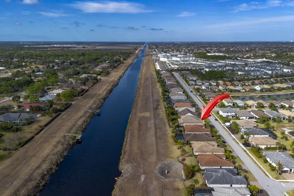 $774,900 | 744 Southeast Villandry Way, Port St. Lucie, FL 34984