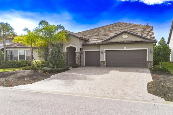 $774,900 | 744 Southeast Villandry Way, Port St. Lucie, FL 34984