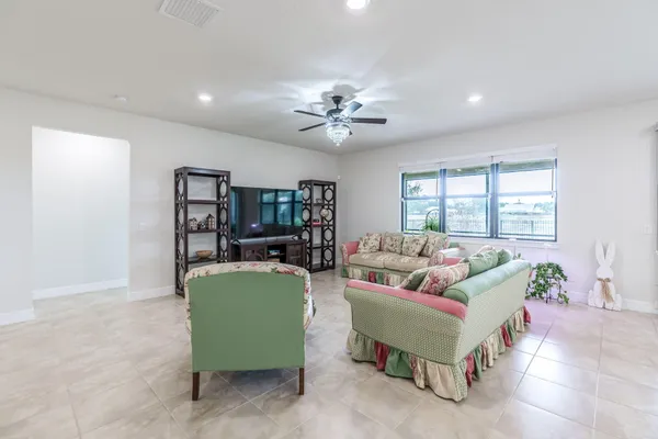 $774,900 | 744 Southeast Villandry Way, Port St. Lucie, FL 34984