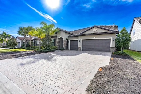 $774,900 | 744 Southeast Villandry Way, Port St. Lucie, FL 34984
