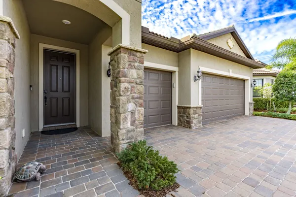 $774,900 | 744 Southeast Villandry Way, Port St. Lucie, FL 34984