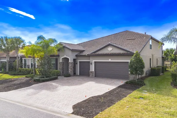 $774,900 | 744 Southeast Villandry Way, Port St. Lucie, FL 34984