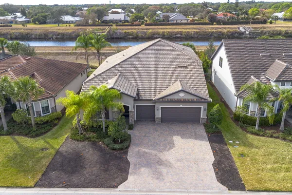 $774,900 | 744 Southeast Villandry Way, Port St. Lucie, FL 34984
