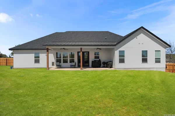 a view of a house with backyard and garden