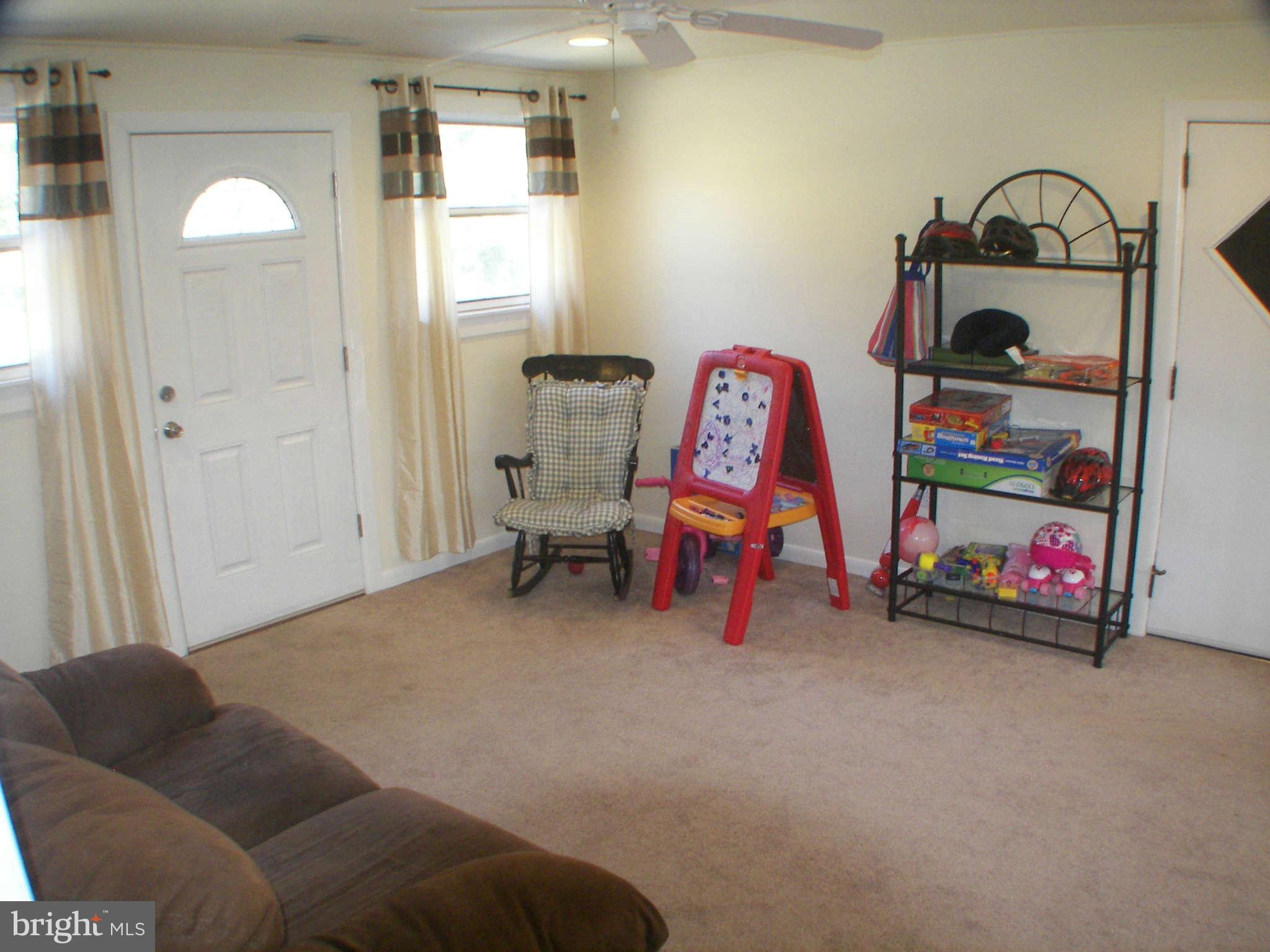 12615 Ridgely Road Greensboro, MD 21639 - Photo 17 of 30 Living Room