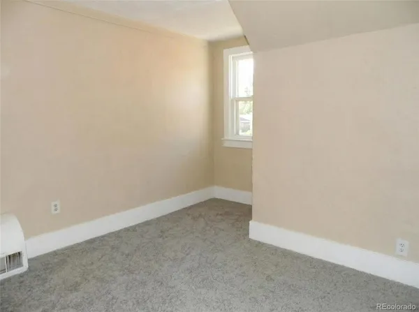 a view of entryway with furniture