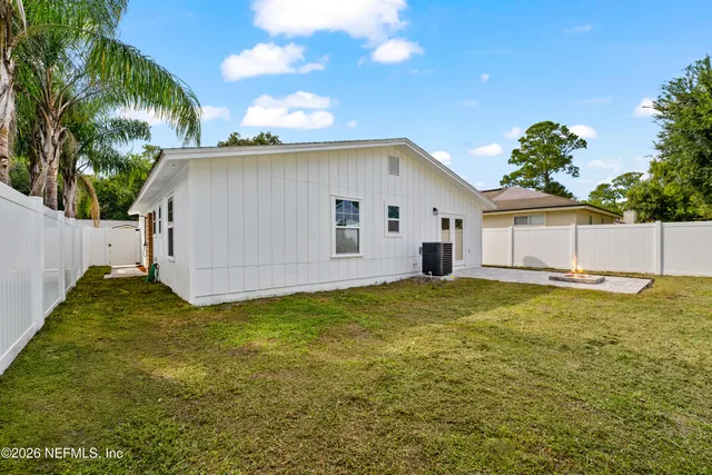 a view of a house with backyard and garden