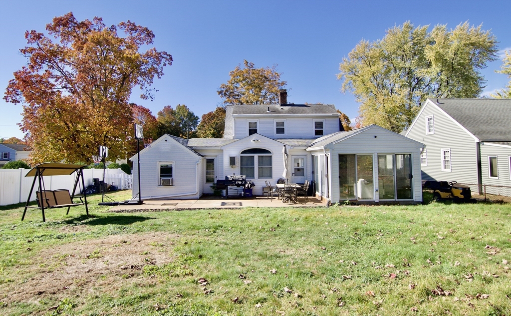 23 Clement Street Springfield, MA 01118 - Photo 3 of 42