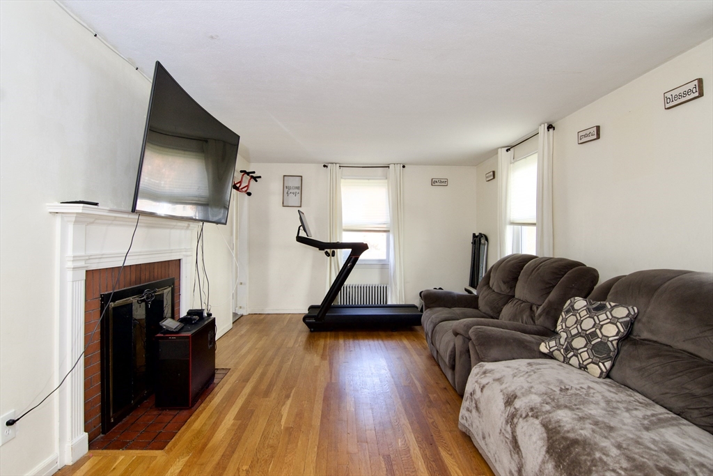 23 Clement Street Springfield, MA 01118 - Photo 5 of 42