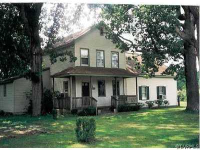 a view of a house with backyard and garden