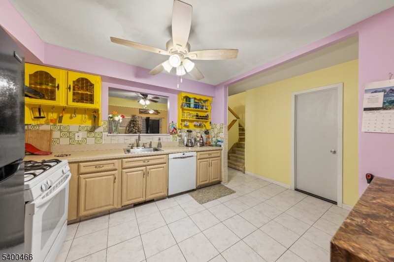 32 Rhea Run Newton, NJ 07860 - Photo 9 of 31 a large kitchen with a stove a sink dishwasher and a refrigerator