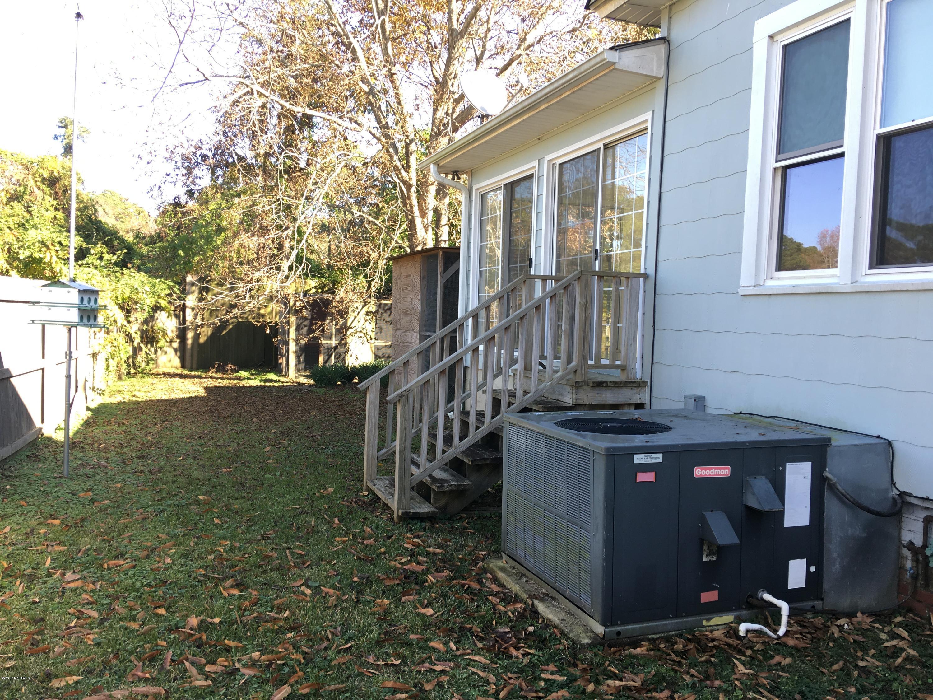 1312 Old Cherry Point Road New Bern, NC 28560 - Photo 76 of 80 Back yard, Carolina room steps