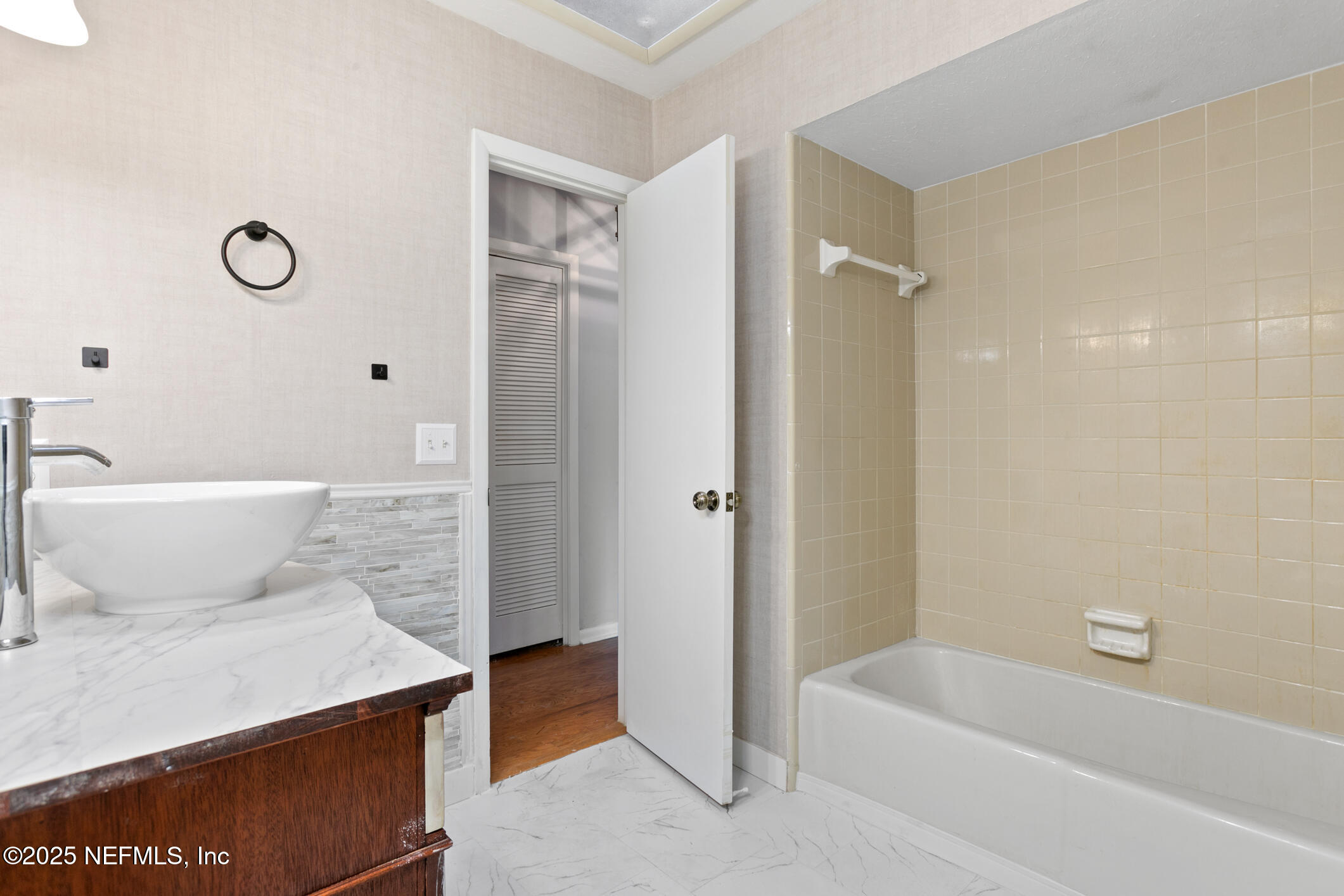 12657 Aladdin Road Jacksonville, FL 32223 - Photo 18 of 47 a bathroom with a toilet a sink and bathtub