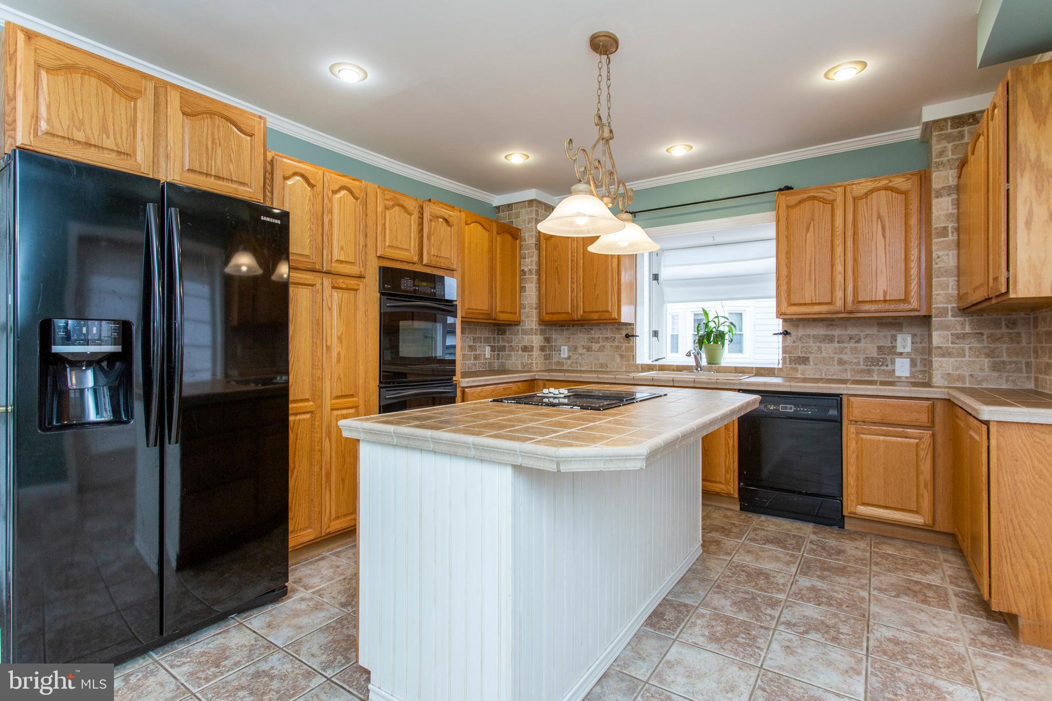 27 West Avon Road Brookhaven, PA 19015 - Photo 3 of 32 Gallery Image 3