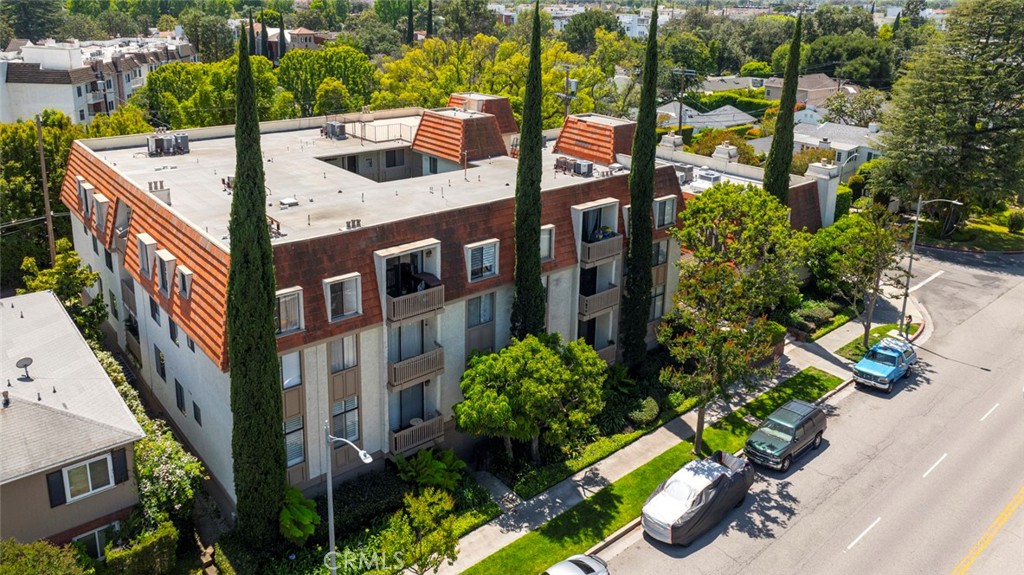 10470 Riverside Drive, Unit 102 Toluca Lake, CA 91602 - Photo 32 of 35