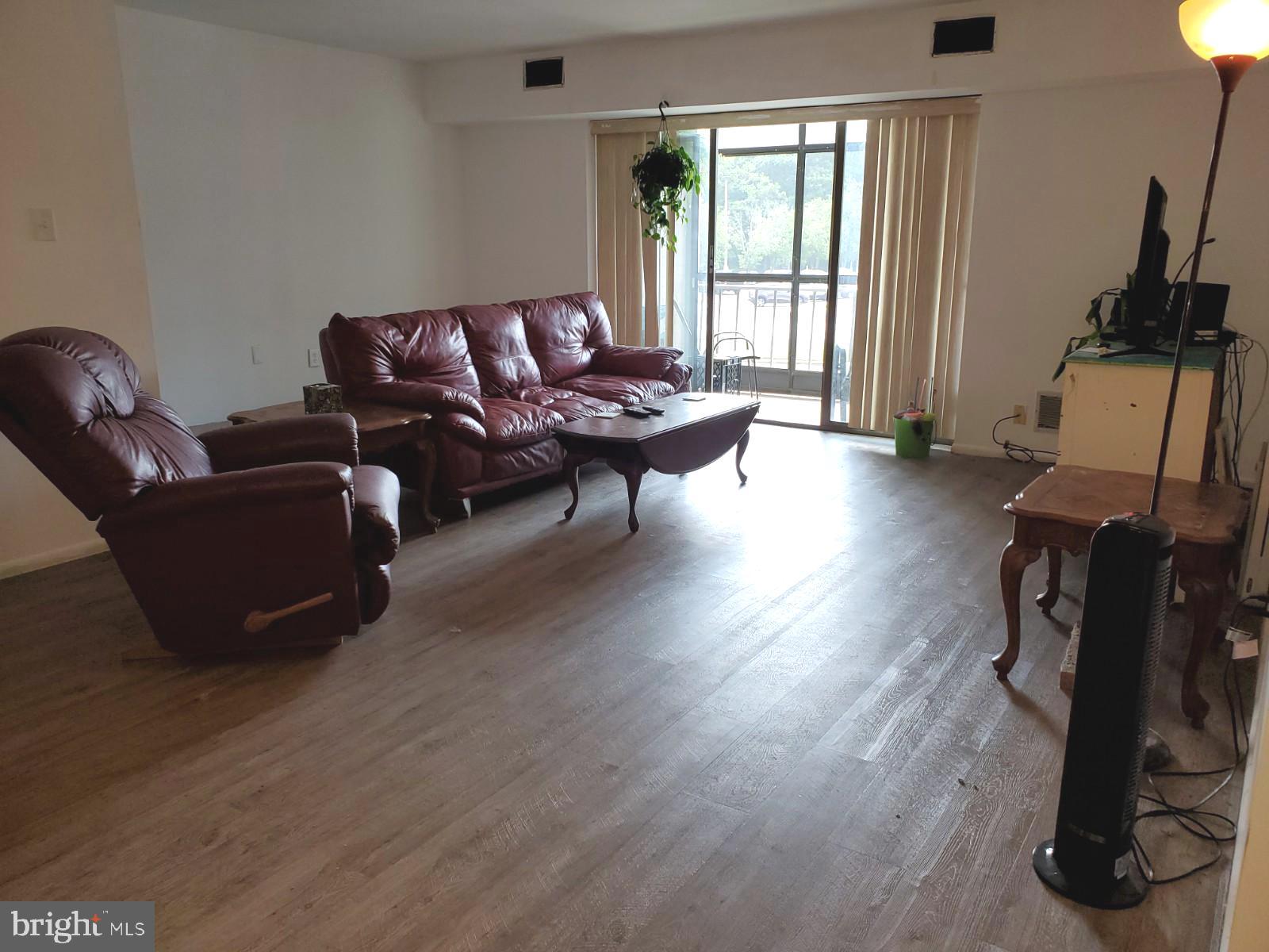 76 Welsh Tract Road, Unit 201 Newark, DE 19713 - Photo 15 of 26 Living Room