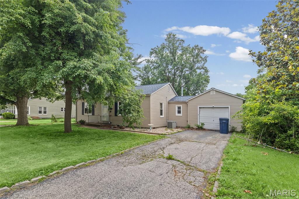625 Royal Heights Road Belleville, IL 62226 - Photo 3 of 27